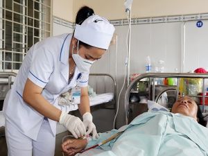 Nữ điều dưỡng tận tình với người bệnh