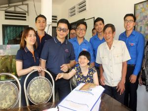 Thăm tặng quà cho 20 nạn nhân chất độc da cam tại huyện Vĩnh Cửu