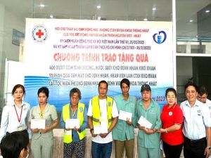 Tặng quà cho bệnh nhân và nhân viên y tế có hoàn cảnh khó khăn