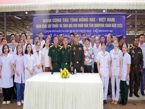 Đoàn công tác tỉnh Đồng Nai khám bệnh, tặng quà miễn phí cho hơn 800 người dân Campuchia