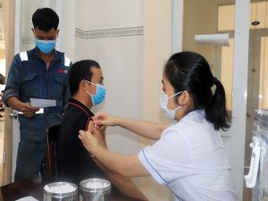 Danh nghiệp phối hợp với CDC Đồng Nai tiêm vắc xin phòng cúm cho người lao động