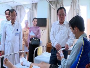 Thăm hỏi và hỗ trợ các nạn nhân bị tai nạn giao thông có hoàn cảnh khó khăn