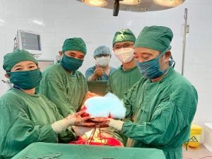 Phẫu thuật bóc khối u xơ tử cung 'khủng' cho bệnh nhân