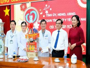 Phó Chủ tịch UBND tỉnh Nguyễn Sơn Hùng thăm và chúc Tết viên chức, người lao động ngành Y tế