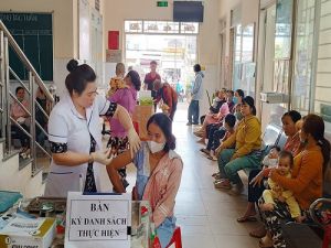 Định Quán tiêm vắc xin phòng uốn ván cho phụ nữ có thai tại 2 xã Suối Nho và Túc Trưng