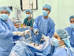 Cắt thành công khối u buồng trứng “khủng” có đường kính gần 12cm