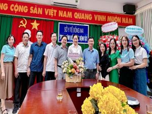 Lãnh đạo Sở Y tế và các đơn vị chúc mừng viên chức làm công tác truyền thông của CDC Đồng Nai