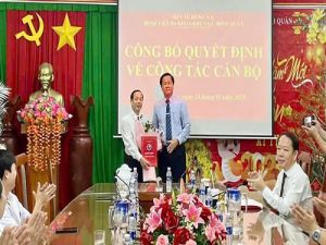 Trao quyết định bổ nhiệm Phó giám đốc Bệnh viện ĐKKV Định Quán