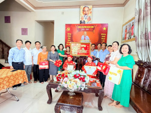 Tổ chức tặng quà, chúc thọ, mừng thọ người cao tuổi thọ 100...