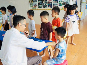 Khám sức khỏe định kỳ cho trẻ mầm non tại xã Đồng Phú và Tân Lợi