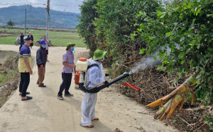 CDC Đồng Nai phun hóa chất diệt khuẩn, phát thuốc miễn phí cho người dân vùng lũ tỉnh Đắk Lắk