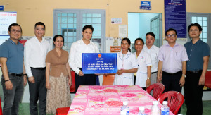 Thứ trưởng Thường trực Bộ Y tế Vũ Mạnh Hà thăm, tặng thiết bị y tế cho tuyến y tế cơ sở tại Đồng Nai