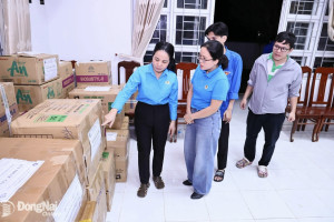 Xuyên đêm chuẩn bị khám bệnh, cấp phát thuốc và quà cho người dân vùng lũ