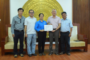 Sở Y tế Đồng Nai trao 200 triệu đồng hỗ trợ nhân viên y tế Đắk Lắk sau lũ lụt