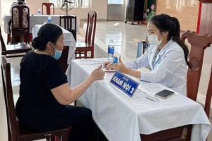 Khám, cấp thuốc miễn phí cho 300 người dân khó khăn tại phường Long Bình