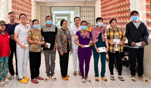 Trao tặng 112 phần quà cho bệnh nhân có hoàn cảnh khó khăn