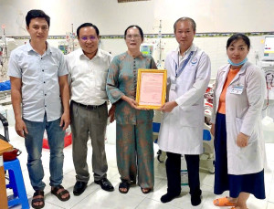 Thăm và tặng 34 suất quà cho bệnh nhân chạy thận