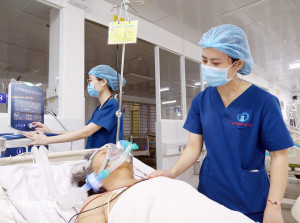 Những “bóng hồng” nơi lằn ranh sinh tử