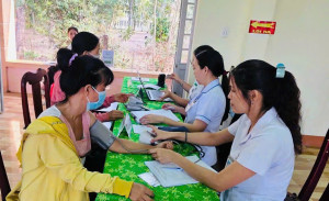 Khám sàng lọc bệnh không lây nhiễm cho người dân xã Đồng Phú