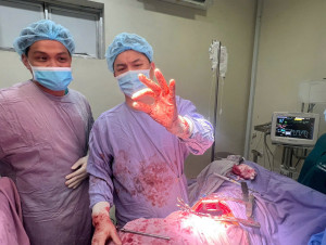 Cứu sống bệnh nhân bị đạn bắn xuyên ngực nguy kịch