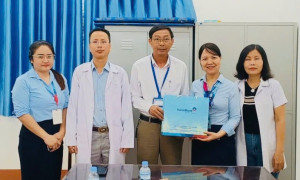 Ngân hàng Vietinbank Bình Phước tặng máy quét căn cước công dân hỗ trợ chuyển đổi số tại trạm y tế