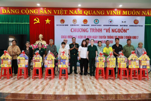 Khám bệnh, tặng quà cho người dân khó khăn xã Đắk Ơ