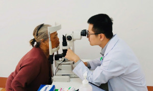 Gần 150 người dân xã Tân Lợi được khám mắt, cấp thuốc miễn phí