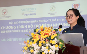 Trao 260 triệu đồng hỗ trợ 13 bệnh nhi ung thư có hoàn cảnh khó khăn