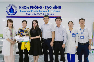 Lãnh đạo Sở Y tế và Bệnh viện Nhi đồng Đồng Nai thăm hỏi, tặng quà cho 2 bệnh nhi trong vụ cháy xe khách