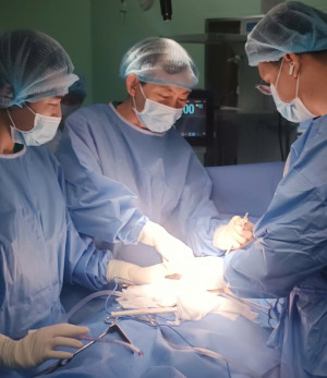 Phẫu thuật lấy 2 viên sỏi bàng quang kích thước khổng lồ cho người bệnh 59 tuổi