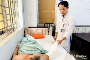 Bật báo động đỏ toàn viện, nối thành công cánh tay bị đứt...