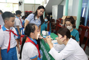 Gần 1.400 học sinh Trường tiểu học Nguyễn Du khám sức khỏe định kỳ