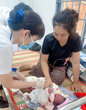 Trạm Y tế xã Lộc Tấn kịp thời hỗ trợ mẹ và bé sau sinh tại...