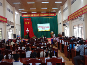 SỞ TÔN GIÁO VÀ DÂN TỘC TRAO QUÀ CHO HỌC SINH DÂN TỘC THIỂU SỐ CÓ HOÀN CẢNH KHÓ KHĂN TẠI XÃ TÀ LÀI