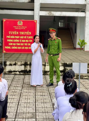 Công an xã Tà Lài tổ chức tuyên truyền pháp luật, phòng chống tệ nạn ma túy, xâm hại tình dục trẻ em, bạo lực học đường và an toàn giao thông