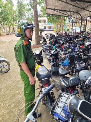 Công an xã Tà Lài phối hợp kiểm tra, rà soát phương tiện học sinh nhằm đảm bảo an toàn giao thông.