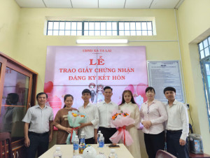 UBND xã Tà Lài trao Giấy chứng nhận kết hôn cho công dân-  Lan tỏa hình ảnh “Chính quyền thân thiện vì Nhân dân phục vụ”