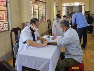 Bệnh viện Quân y 7B phối hợp khám bệnh, tư vấn sức khỏe,  cấp thuốc miễn phí và tặng quà gia đình chính sách, hộ nghèo trên địa bàn xã Tà Lài