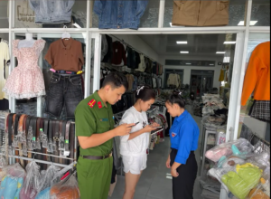 Chi đoàn Công an xã Tà Lài phối hợp hướng dẫn người dân cài đặt ứng dụng VNeTraffic