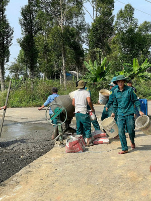 Ban chỉ huy quân sự xã phối hợp với Ban nhân dân ấp Phú Lập 7 mở rộng khúc cua tại khu vực cổng Văn hóa 1 – ấp Phú Lập 7.