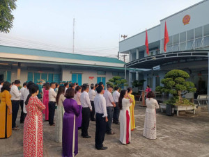 Đảng ủy xã Tà Lài tổ chức chào cờ và sinh hoạt chuyên đề dưới cờ hàng tuần