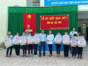 Ấm áp chia sẻ – Chắp cánh ước mơ: Trường THCS Phú Thịnh trao học bổng và quà Tết cho học sinh