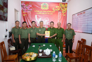 Đồng chí Nguyễn Anh Hùng, Phó Giám đốc Công an tỉnh thăm, chúc Tết Công an xã