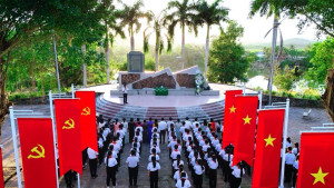 Trường THCS Tà Lài tổ chức hoạt động thắp nến tri ân tại bia tưởng niệm vượt ngục Tà Lài