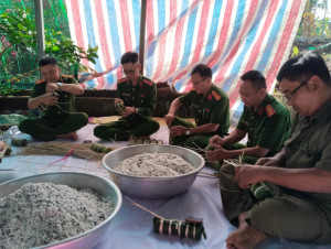 Công an xã Tà Lài tổ chức gói bánh phục vụ “Gian hàng 0 đồng” – Lan tỏa yêu thương nhân dịp Tết Nguyên đán Bính Ngọ