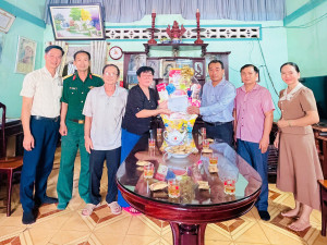 Xã Tà Lài thăm, tặng quà Thương binh, bệnh binh nhân dịp 30/4