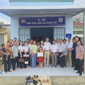 Tà Lài tổ chức bàn giao nhà đại đoàn kết và trao tặng các phần quà an sinh xã hội