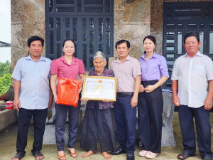 Thăm hỏi, chúc thọ người cao tuổi nhân kỷ niệm 85 năm ngày truyền thống người cao tuổi Việt Nam