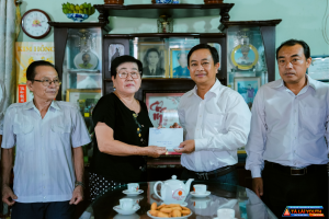 Các đoàn công tác xã Tà Lài thăm, tặng quà người có công nhân dịp 27/7