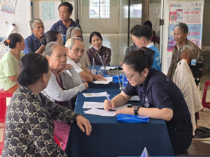 Trạm Y tế xã Tà Lài tổ chức chương trình khám mắt, cấp phát thuốc miễn phí cho người dân